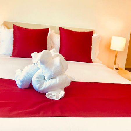 Bealey Plaza Motel Christchurch Extérieur photo A bed with a red bed runner