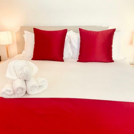 Bealey Plaza Motel Christchurch Extérieur photo A bed with a red bed runner