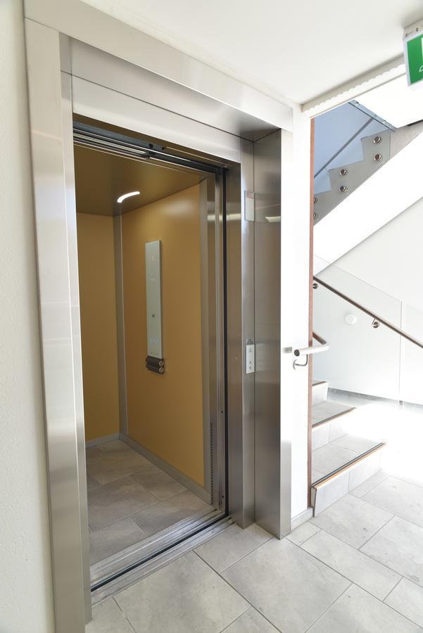 Bealey Plaza Motel Christchurch Extérieur photo A door closing on a passenger elevator