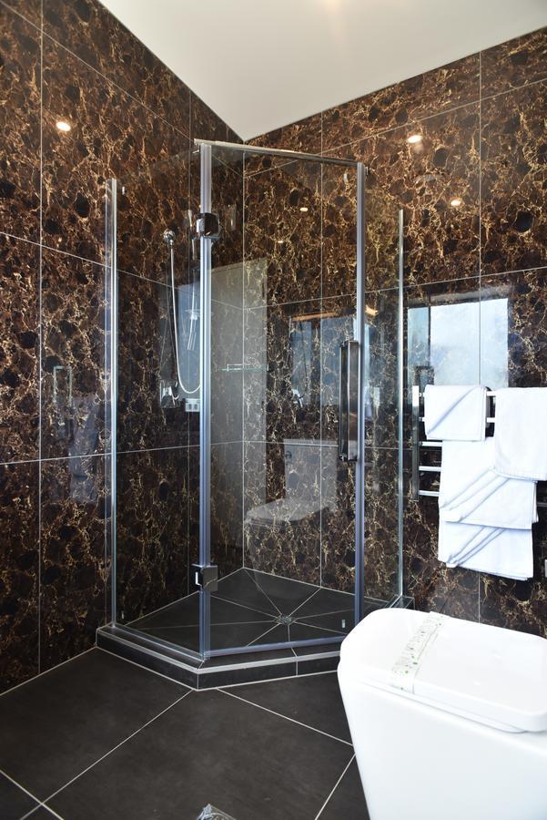 Bealey Plaza Motel Christchurch Extérieur photo A shower cubicle