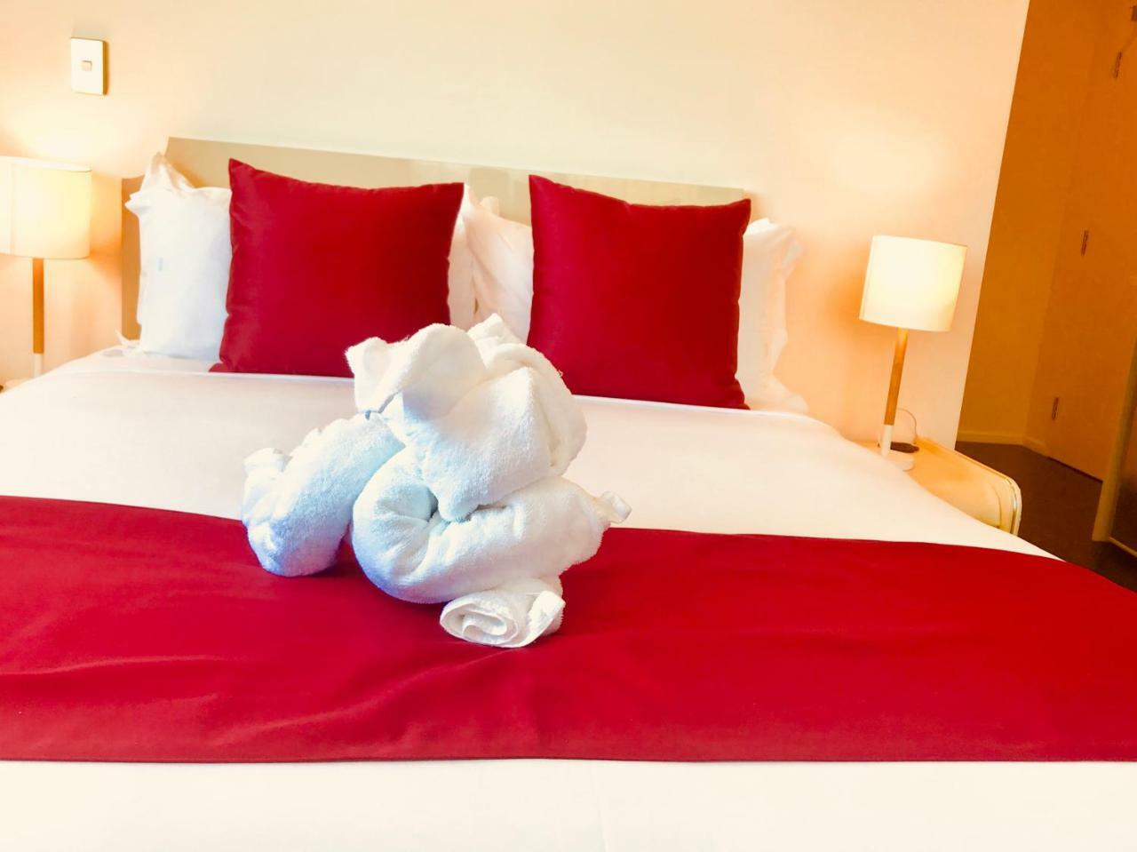 Bealey Plaza Motel Christchurch Extérieur photo A bed with a red bed runner
