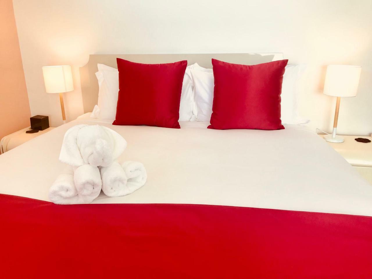 Bealey Plaza Motel Christchurch Extérieur photo A bed with a red bed runner