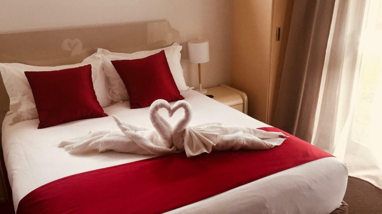 Bealey Plaza Motel Christchurch Extérieur photo A bed with a heart-shaped towel