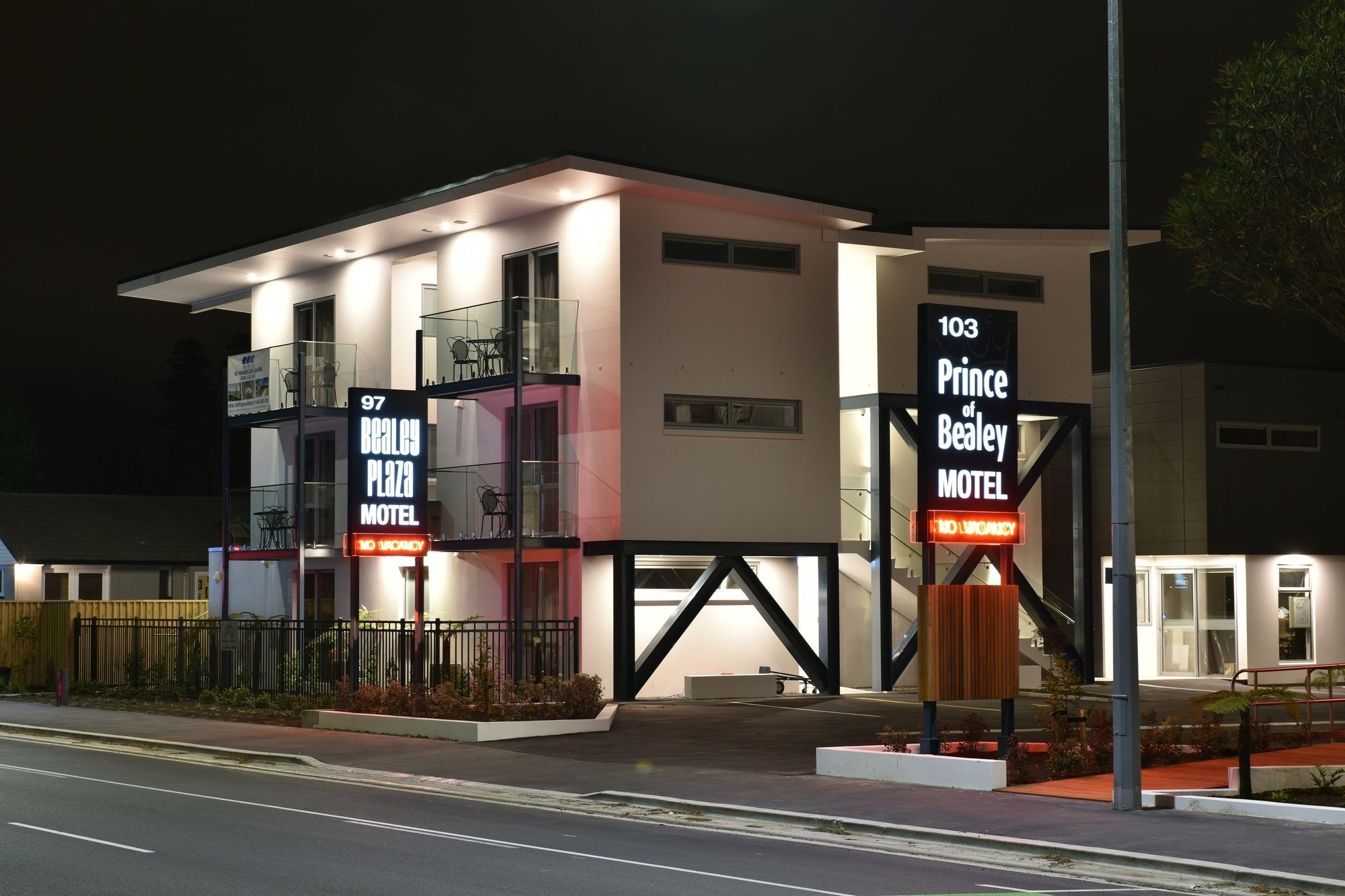 Bealey Plaza Motel Christchurch Extérieur photo The motel at night