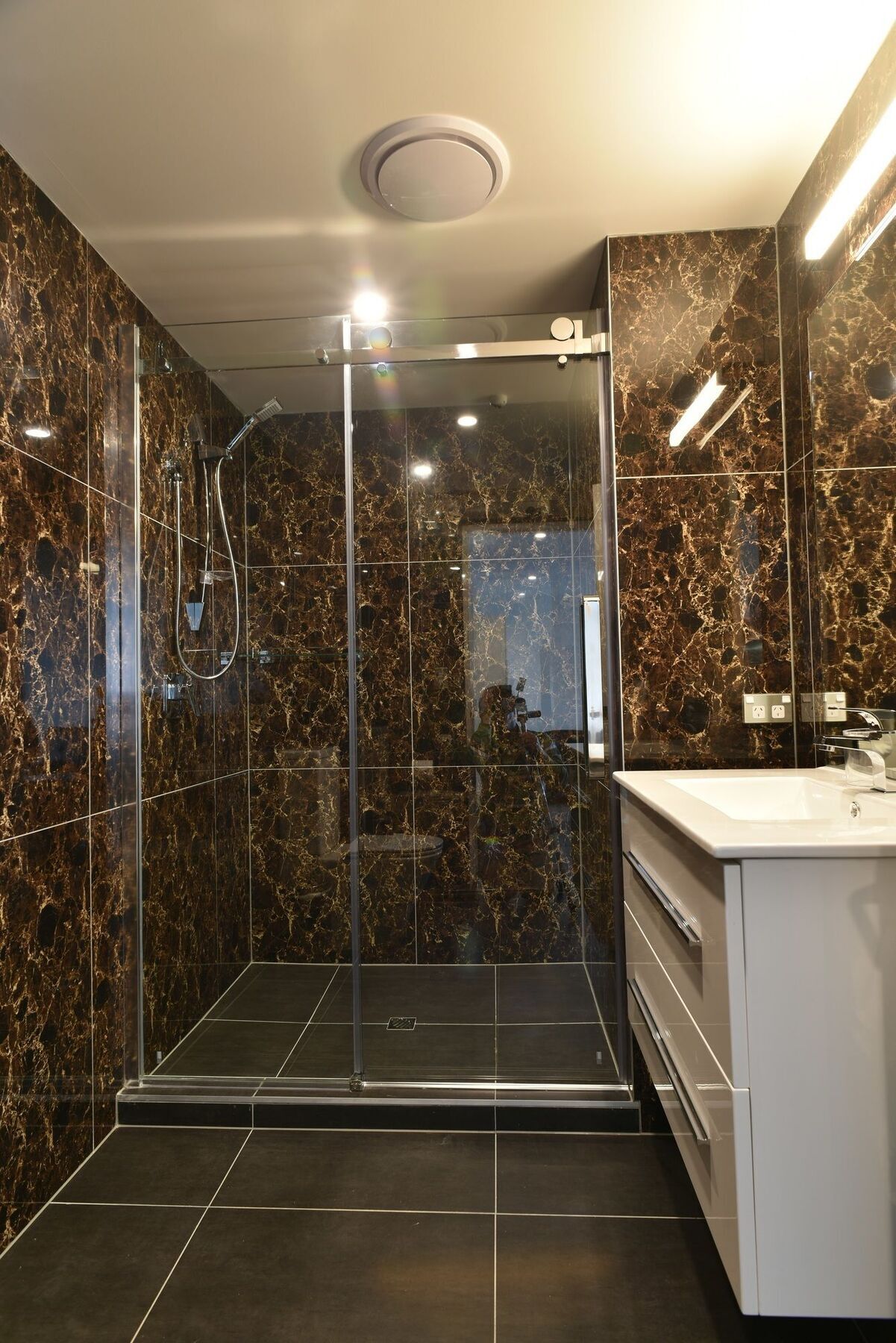Bealey Plaza Motel Christchurch Extérieur photo A shower enclosure