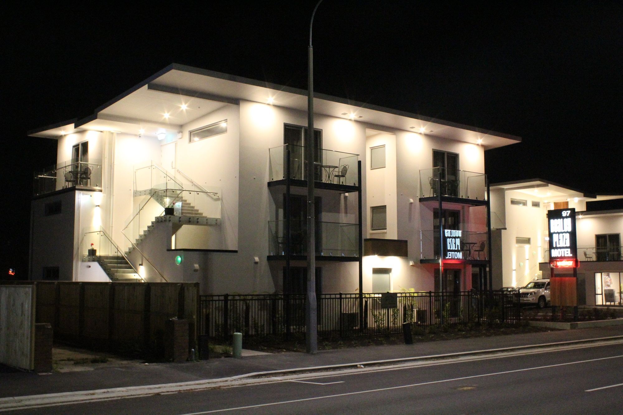 Bealey Plaza Motel Christchurch Extérieur photo The station at night
