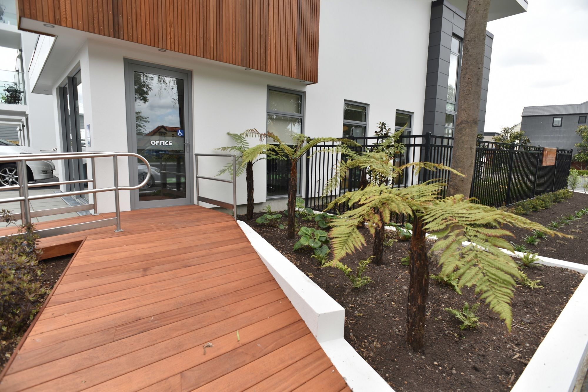 Bealey Plaza Motel Christchurch Extérieur photo A house in Auckland, New Zealand, with a deck made of H3 treated radiata pine