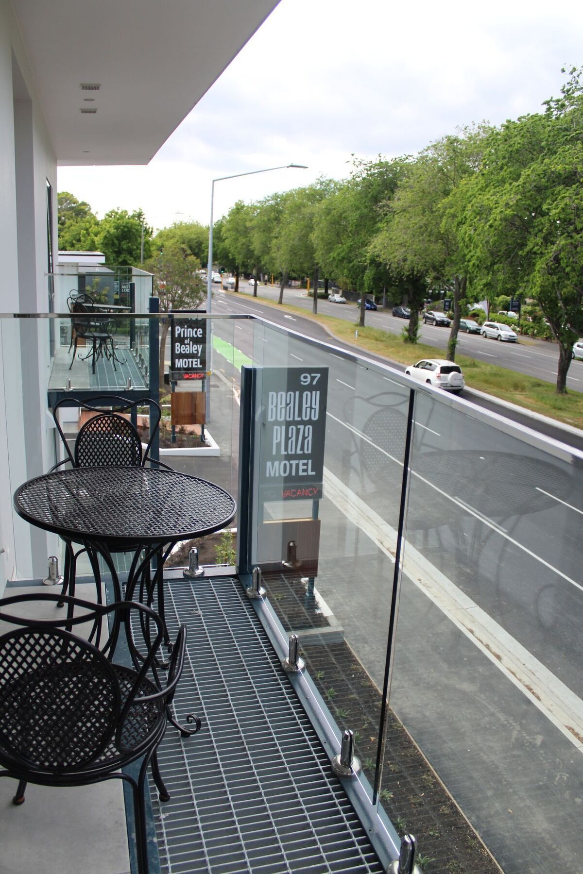 Bealey Plaza Motel Christchurch Extérieur photo A balcony at a motel in New Zealand