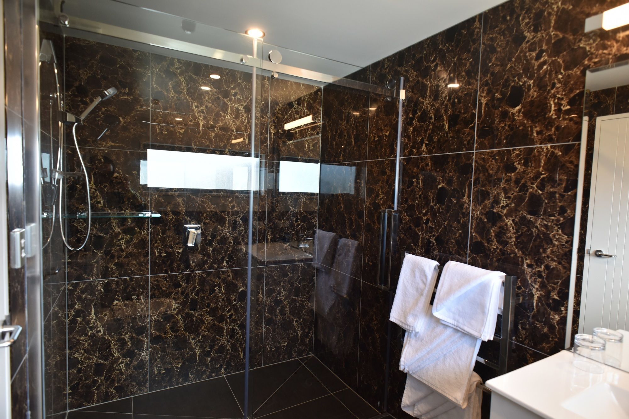 Bealey Plaza Motel Christchurch Extérieur photo A shower with a sliding door